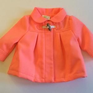 Jacket with toggle closure