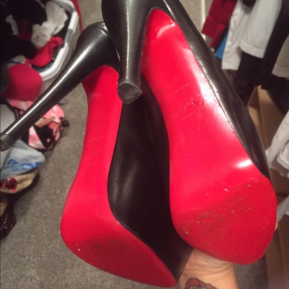 Size 6 1/2 daffodile christian lvs red bottoms - Picture 2 of 4