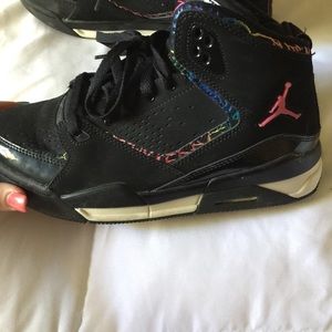 Jordan sneaks kids size 5Y