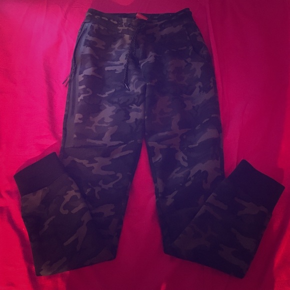 Nike camo sweat pants!