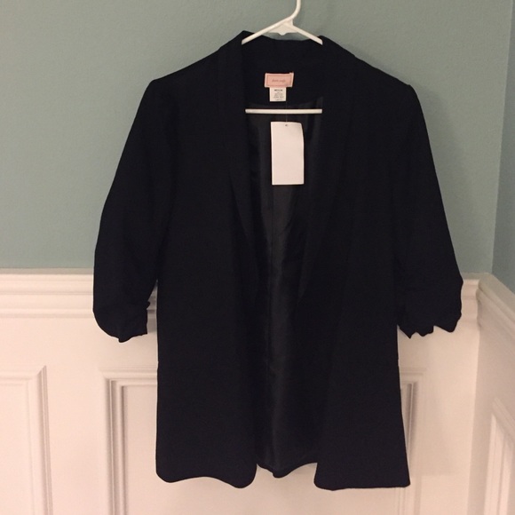 Long black blazer with bunch sleeves