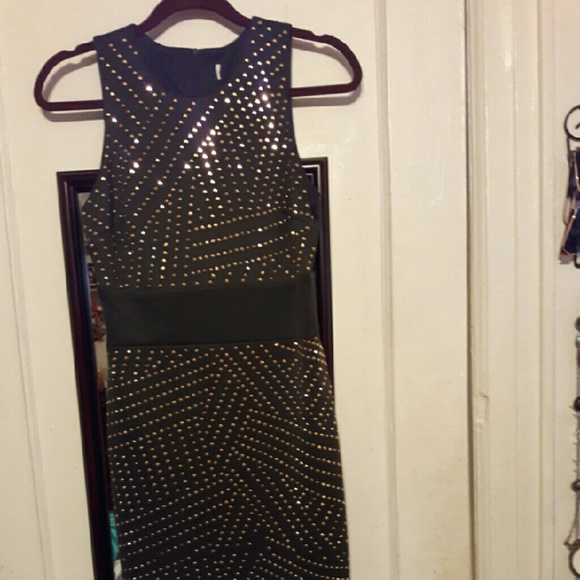 WOMAN'S OLIVE COLORED STUFFED DRESS - Picture 1 of 2