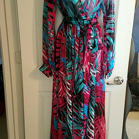 THAT DRESS!!! - Picture 2 of 4