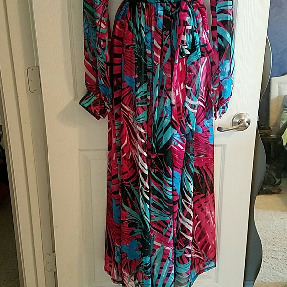 THAT DRESS!!! - Picture 3 of 4