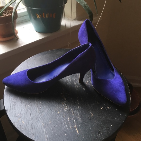 Royal blue velvet pumps