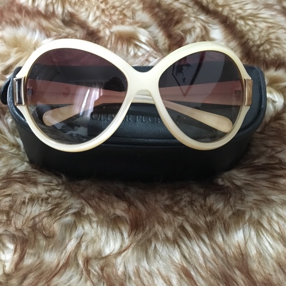 Oliver People's Harlot