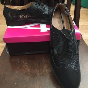 Oxford style with lace insert shoe!