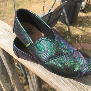 NEW.. DAWGS Blue Iridescent Shoes Size 8