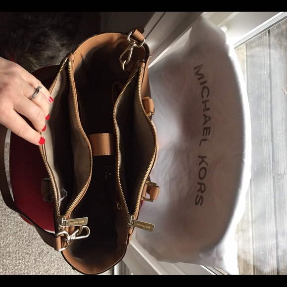 ✂️Price Cut✂️ Michael Kors Handbag - Picture 2 of 4