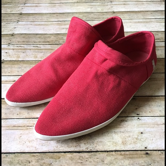 sanuk red