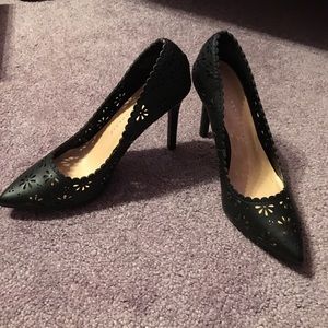 🆕Black pointed toe heel with flower details