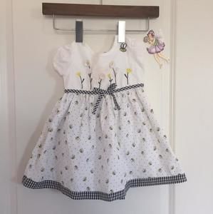 Vintage style bumblebee and daisies dress