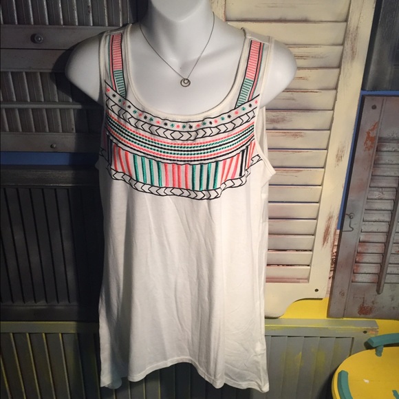 split back tank with embroidered pattern - Picture 2 of 4