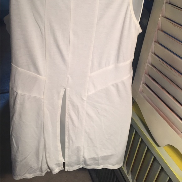 split back tank with embroidered pattern - Picture 3 of 4