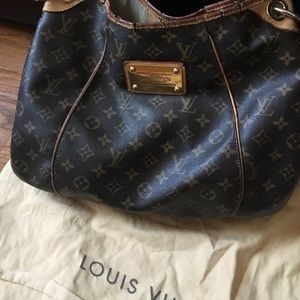 Authentic Louis Vuitton Galleria GM shoulder bag..