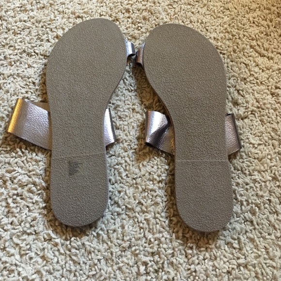 Gap metallic silver/bronze flip flops size 7 - Picture 2 of 4