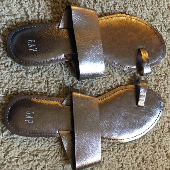 Gap metallic silver/bronze flip flops size 7 - Picture 3 of 4