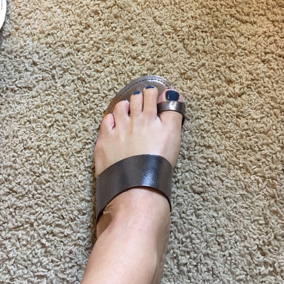 Gap metallic silver/bronze flip flops size 7 - Picture 4 of 4