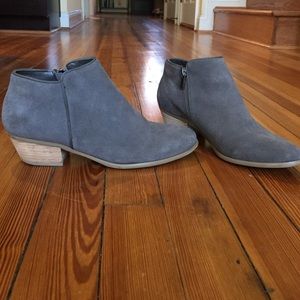 Sz 8.5 Crown Vintage Grey suede booties