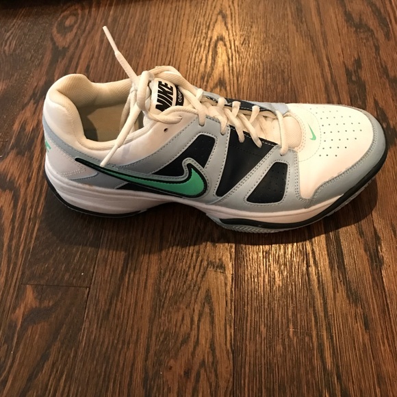 Nike tennis shoes sz11