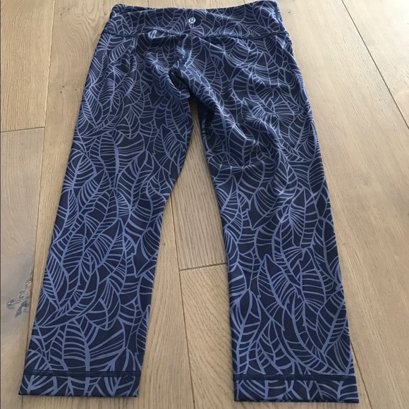 Lululemon wonder under crop - Picture 2 of 3