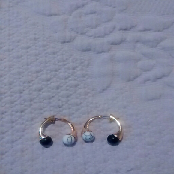 Unique design nOir brand earrings. - Picture 1 of 2