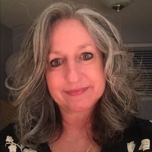 Meet your Posher, Lora