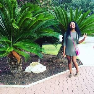 Meet your Posher, Dennisha