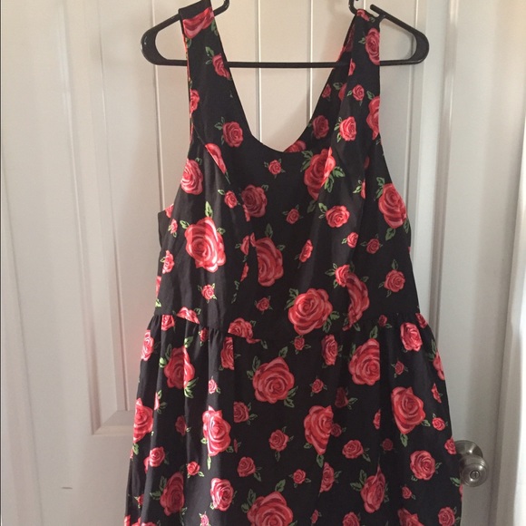 1X black fit and flare rose print dress 🌹