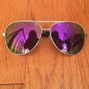 Aviator-style sunglasses 💜