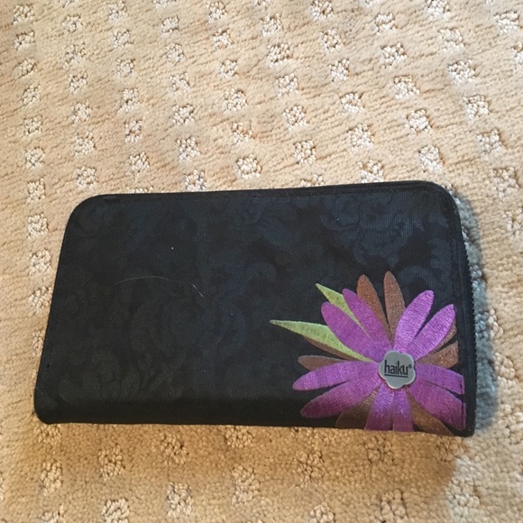 Black haiku wallet from Rei