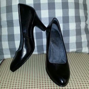 Classic, black pumps with 3" heel