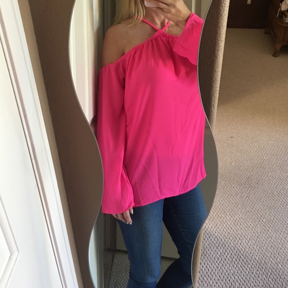 💕LAST ONE!! Chiffon Cold Shoulder Halter Top💕 - Picture 3 of 4