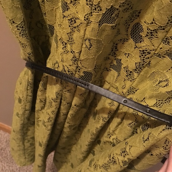 Small classy dress with belt great fall color - Picture 2 of 3