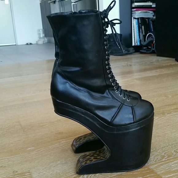 BETTIE  PAGE - Inverted Platform  "Lady Gaga" Boot