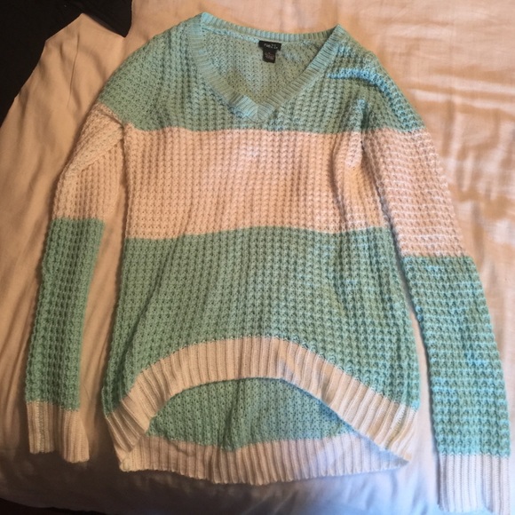 *Price ⬇️*Mint & White Striped•High-Low Sweater