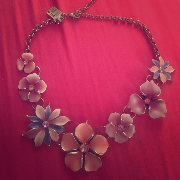 CLEARANCE‼️Silver flower necklace