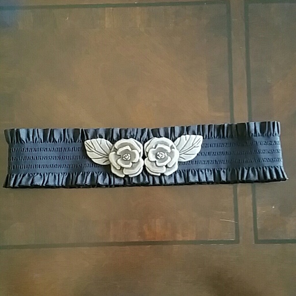 Forever 21 Silver Rose Black Waist Belt, Small