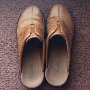 Gabriella tan Clark slide on