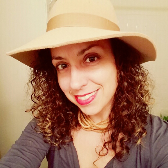 Meet your Posher, Christina - Picture 2 of 2