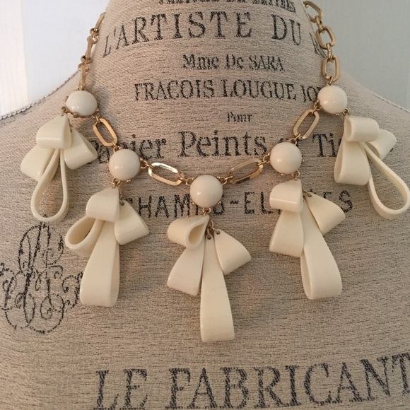 Cute bow statement necklace