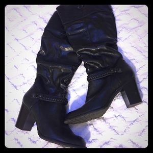 🎈SALE🎈Black tall boots with braid detail