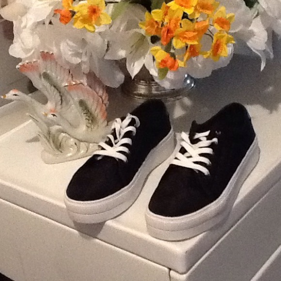 Elegant Sneaker BRAND NWOT WANTED--MONORAIL $40 - Picture 2 of 4