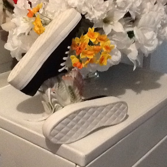 Elegant Sneaker BRAND NWOT WANTED--MONORAIL $40 - Picture 3 of 4