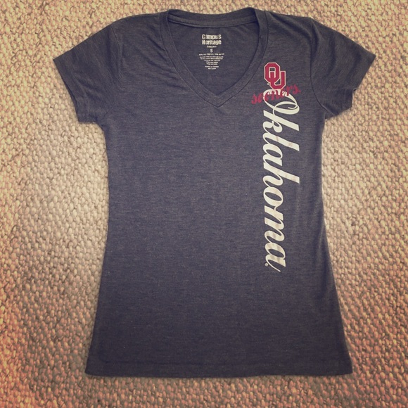 🏈 OU Oklahoma Sooners V-neck soft tee