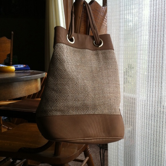 Bnwt tan colored drawstring/ shoulder bag.