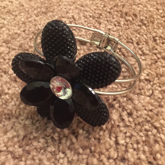 Flower bangle bracelet