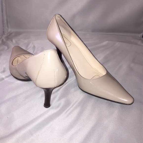 CALVIN KLEIN Dolly kitten heels in beige sz 6.5