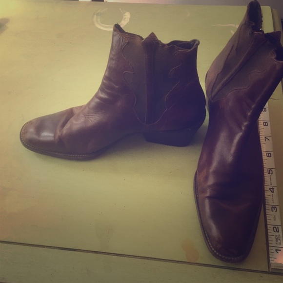 Joan & David Italian leather brown ankle boots