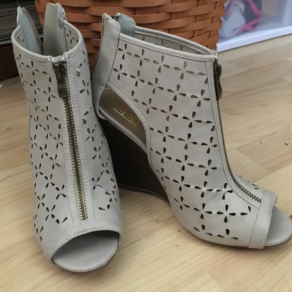 Beige colored wedges zippers in the back